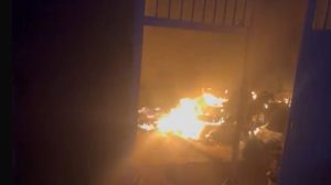 MULHER EM SURTO PSICÓTICO ATEIA FOGO EM RESIDÊNCIA E É SALVA POR POLICIAIS MILITARES NO DISTRITO DE CAPONGA