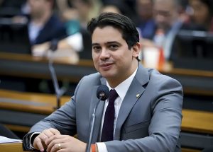 PRÉ-CANDIDATO AO SENADO, JÚNIOR MANO DIVULGA VÍDEO COM APOIO DE 36 PREFEITOS; LITORAL LESTE EM PESO REAFIRMA COMPROMISSO COM O TIME DE MANO