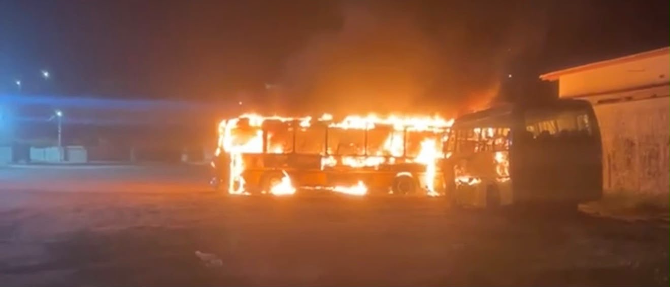 VEÍCULOS DA PREFEITURA DE ICAPUÍ SÃO INCENDIADOS; PREFEITO DIZ QUE É “UM RECADO” E AFIRMA: “NÃO VÃO NOS INTIMIDAR”