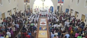 CORPUS CHRISTI REÚNE FIÉIS EM CELEBRAÇÃO A EUCARISTIA COM MISSAS, PROCISSÕES E TAPETES COLORIDOS