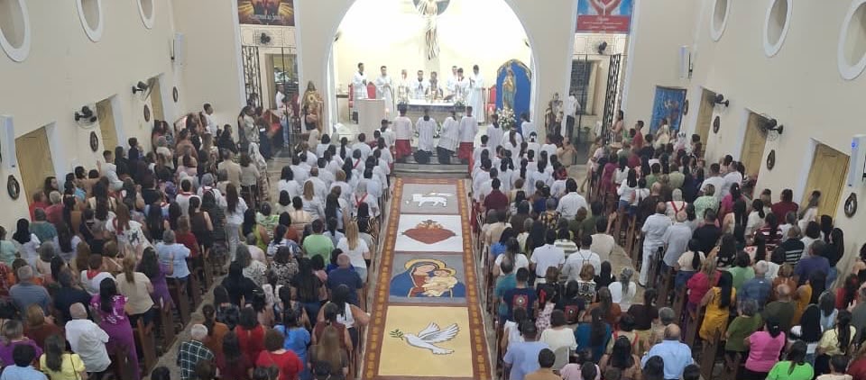 CORPUS CHRISTI REÚNE FIÉIS EM CELEBRAÇÃO A EUCARISTIA COM MISSAS, PROCISSÕES E TAPETES COLORIDOS