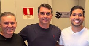 FLÁVIO BOLSONARO CHEGA A FORTALEZA PARA LANÇAMENTO DE PRÉ-CANDIDATURAS DO PL CEARÁ NESTA SEXTA-FEIRA (10)