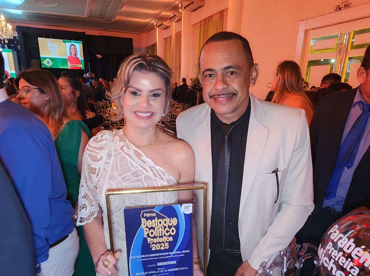 VEREADOR DAVI DO PARAJURU HOMENAGEIA MICHELE QUEIROZ NO DIA DA PREFEITA POR SEU GRANDE TRABALHO